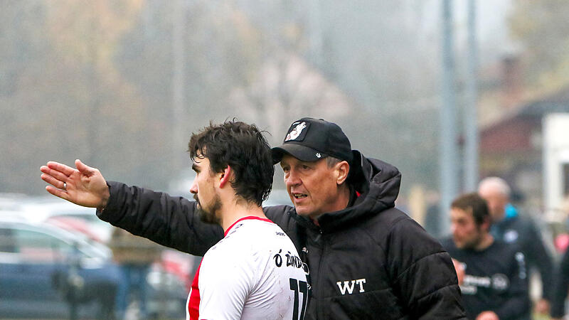 Werner Thomas (rechts, hier mit Spieler Valentin Mei&szlig;ner) trainiert seit Sommer 2024 die Untersteinacher Fortuna. Wom&ouml;glich muss die Mannschaft auch unter ihm wieder in die Abstiegsrelegation.