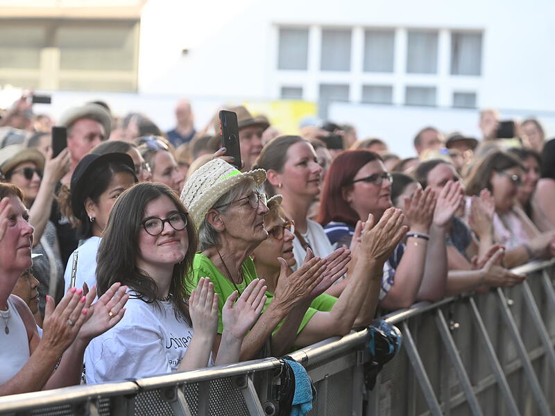 Ronan Keating Konzert 2025Ronan Keating Konzert 2025 Menschenmenge Open Air Konzert Ronan Keating HUK Open Air