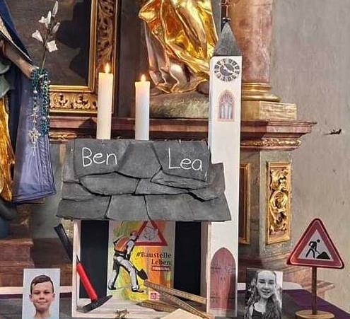 Dieses Modell der Kirche mit echtem Schieferdach haben die Eltern der Firmlinge gebaut.