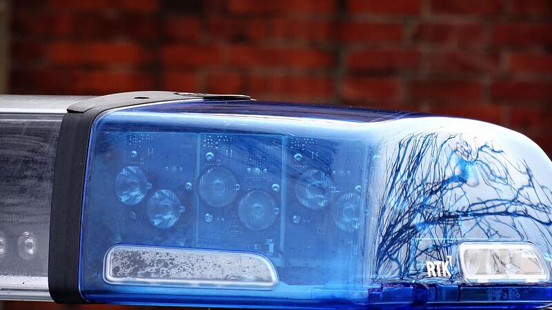 Nach Trinkgelage: Mann schläft Kontrahenten Flasche au den Kopf. Nach Trinkgelage: Mann schläft Kontrahenten Flasche au den Kopf.