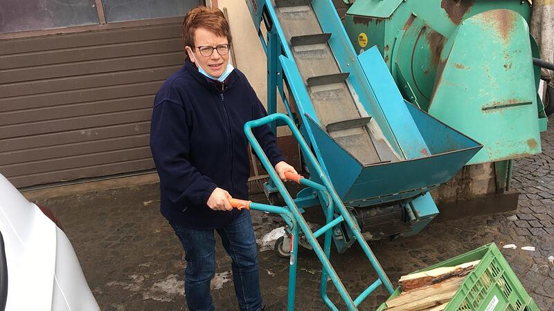 Auch körperlich schwere Arbeiten gehören zum Berufsbild einer Dorfhelferin - Simone Flohrer hält sich dafür mit Ausgleichssport fit.