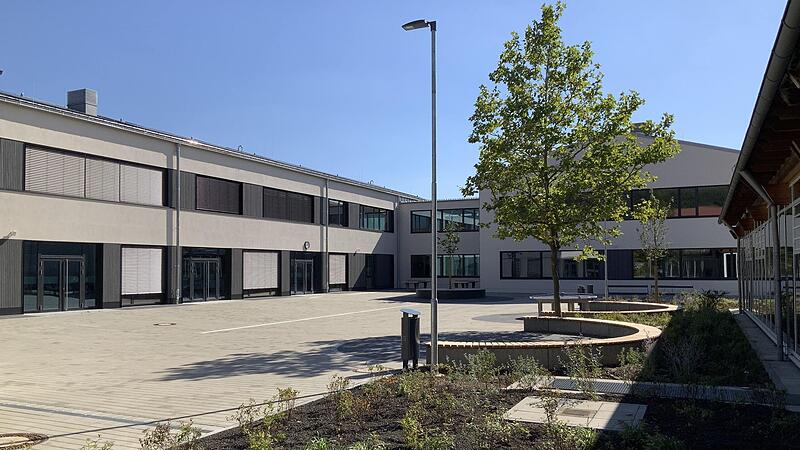 Blick auf den Pausenhof und den Neubau des Gymnasiums Scheinfeld. F&uuml;nf Jahre hat der Bau gedauert und ist nun weitestgehend abgeschlossen.