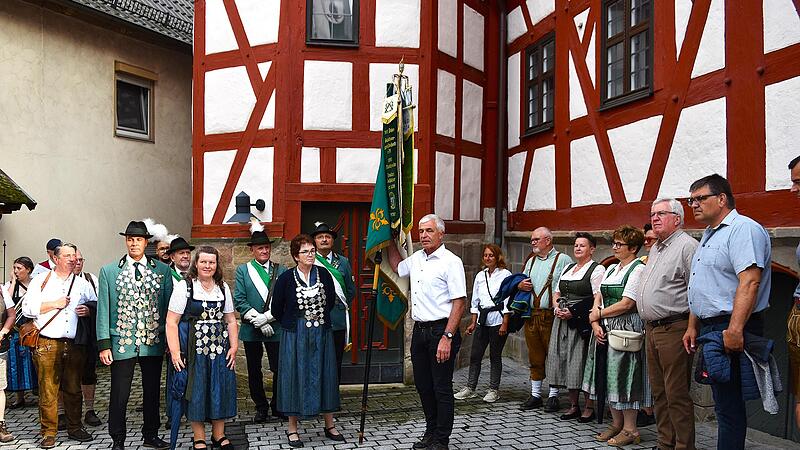 Mit der Abholung der Schützenfahne am historischen Rathaus von Marktzeuln (hier aus dem vergangenen Jahr) nimmt stets das Festprogramm des Freischießens seinen Auftakt.