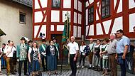 Mit der Abholung der Schützenfahne am historischen Rathaus von Marktzeuln (hier aus dem vergangenen Jahr) nimmt stets das Festprogramm des Freischießens seinen Auftakt.