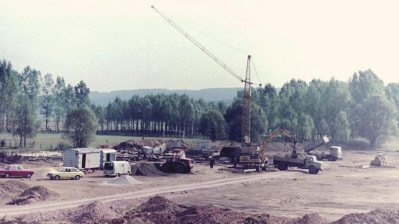 Das historische Bild entstand bei den Bauarbeiten für das Freibad.