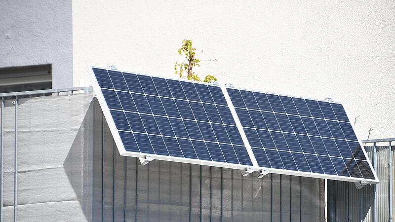 Wer in Coburg eine solche Photovoltaik-Anlage am Balkon installieren will, weil er keine andere M&ouml;glichkeit hat, soll n&auml;chstes Jahr einen Zuschuss erhalten k&ouml;nnen.