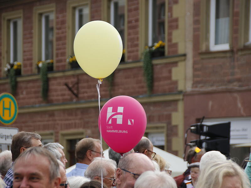 Zieleinfahrt der BR-Radltour 2025 in Hammelburg am MarktplatzZieleinfahrt der BR-Radltour 2025 in Hammelburg am Marktplatz