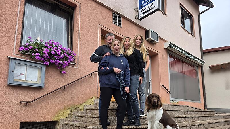 Brand in der Gaststädte Schneider in Steinach Vater Benno, Johanna, Mutter Silvia und Linda Schneider (v.l.) halten zusammen: Nach dem Brand in ihrem Gasthof sind sie glücklich, dass niemandem ein Haar gekrümmt wurde - nicht einmal Familienhund Asco.