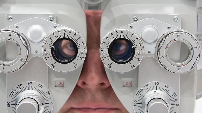 Facharztmangel oder nur Fehleinsch&auml;tzung? Dieses Ger&auml;t beim Augenarzt ermittelt jedenfalls Fehlsichtigkeiten.Forchheim & Fr&auml;nkische Schweiz