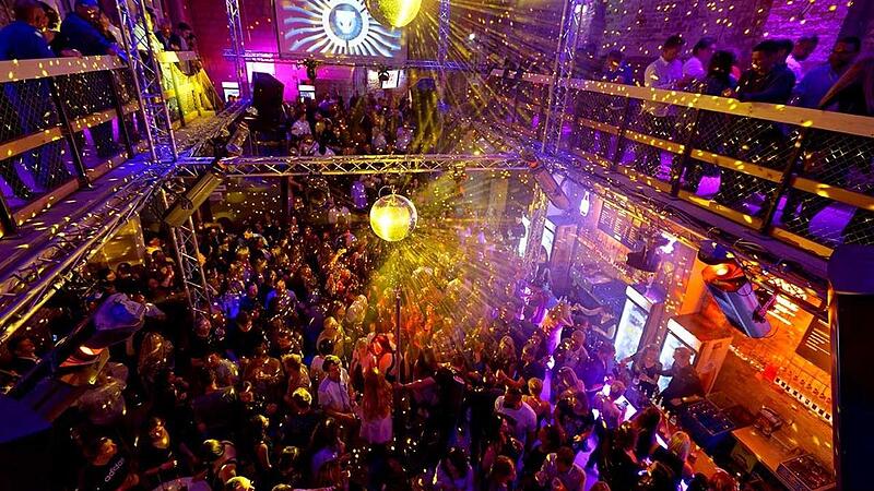 Lichtprojektionen und eine ausgetüftelte Beleuchtung: In der alten Turbine wird seit Mai gefeiert.