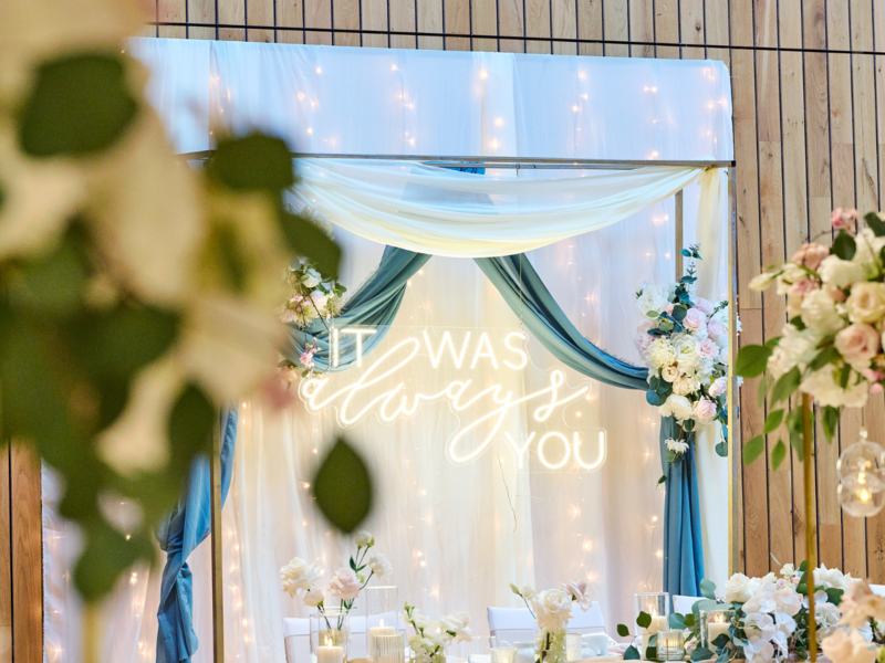 Sto&szlig;e geb&uuml;hrend auf das Fest der Liebe an und erlebe gemeinsam mit Familie und Freunden unvergessliche Momente im Hallstadter Kulturboden. Foto: Kulturboden HallstadtVSB Kulturboden Hallstadt als Hochzeitslocation: So k&ouml;nnte Ihre Hochzeitsdekoration aussehen