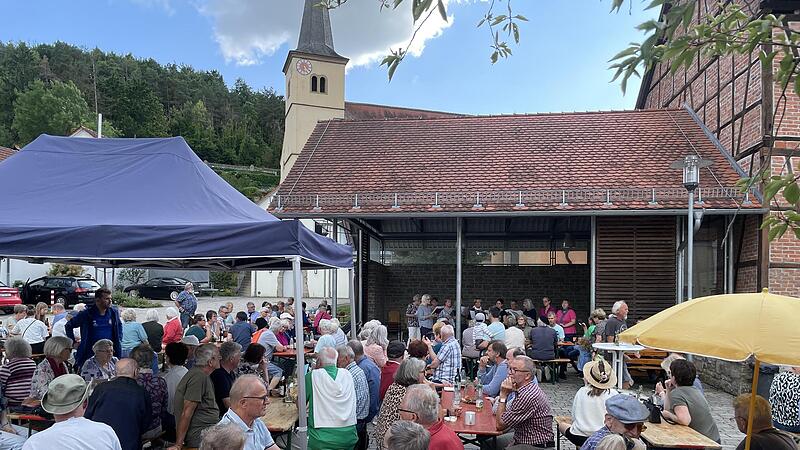 Gut besucht war das Fest des Stammtisches zugunsten des Triekirchles. Das Ensemble Belcanto sang in der offenen Markthalle auf dem Dorfplatz unterhalb der Pfarrkirche Lieder.