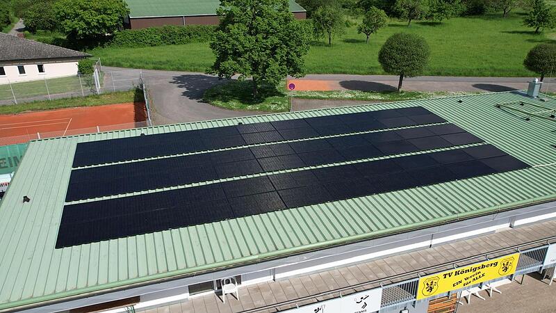 Dank der UEFA-Klimafonds F&ouml;rderung konnte der TV K&ouml;nigsberg eine 25kWp-PV-Anlage mit zehn Kilowattstunden Speicher und eine Pumpengruppe zur Warmwassererzeugung aus dem &uuml;bersch&uuml;ssigen Strom installieren. Ein weiterer Schritt f&uuml;r das ehrgeizige Pro...