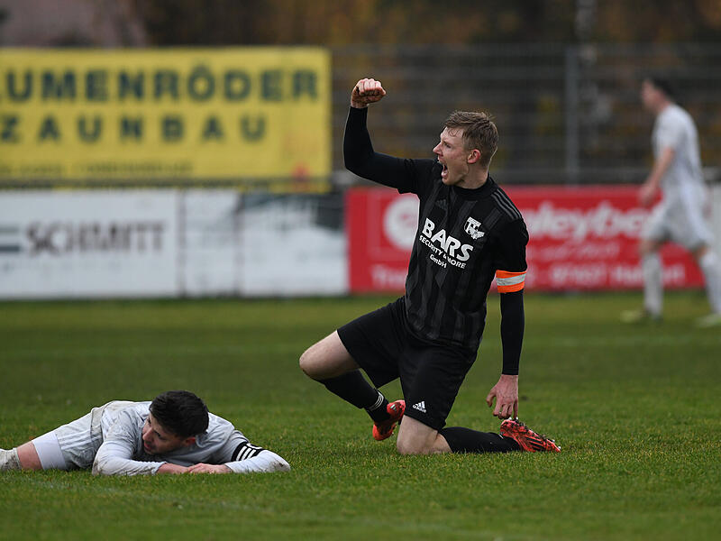 Michael Mühlfelder vom TSV Knetzgau bejubelt das Tor zum 4:1. Der Gochsheimer Janosch Sommer kauert am Boden.