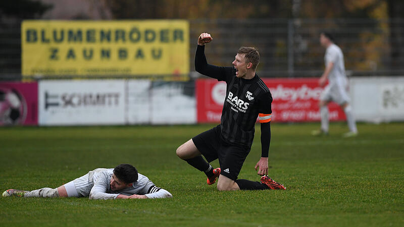 Michael Mühlfelder vom TSV Knetzgau bejubelt das Tor zum 4:1. Der Gochsheimer Janosch Sommer kauert am Boden.