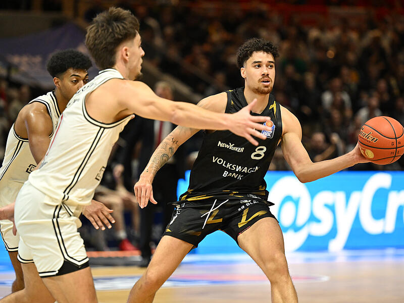 Joshua Obiesie (mit Ball) im Braunschweiger Trikot im Duell gegen Zach Ensminger. Letzteren wird Obiesie in Bamberg ersetzen.