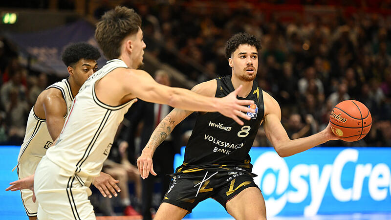 Joshua Obiesie (mit Ball) im Braunschweiger Trikot im Duell gegen Zach Ensminger. Letzteren wird Obiesie in Bamberg ersetzen. Joshua Obiesie (mit Ball) im Braunschweiger Trikot im Duell gegen Zach Ensminger. Letzteren wird Obiesie in Bamberg ersetzen.