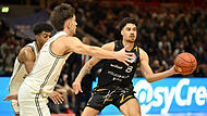 Joshua Obiesie (mit Ball) im Braunschweiger Trikot im Duell gegen Zach Ensminger. Letzteren wird Obiesie in Bamberg ersetzen.