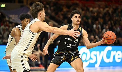 Joshua Obiesie (mit Ball) im Braunschweiger Trikot im Duell gegen Zach Ensminger. Letzteren wird Obiesie in Bamberg ersetzen.