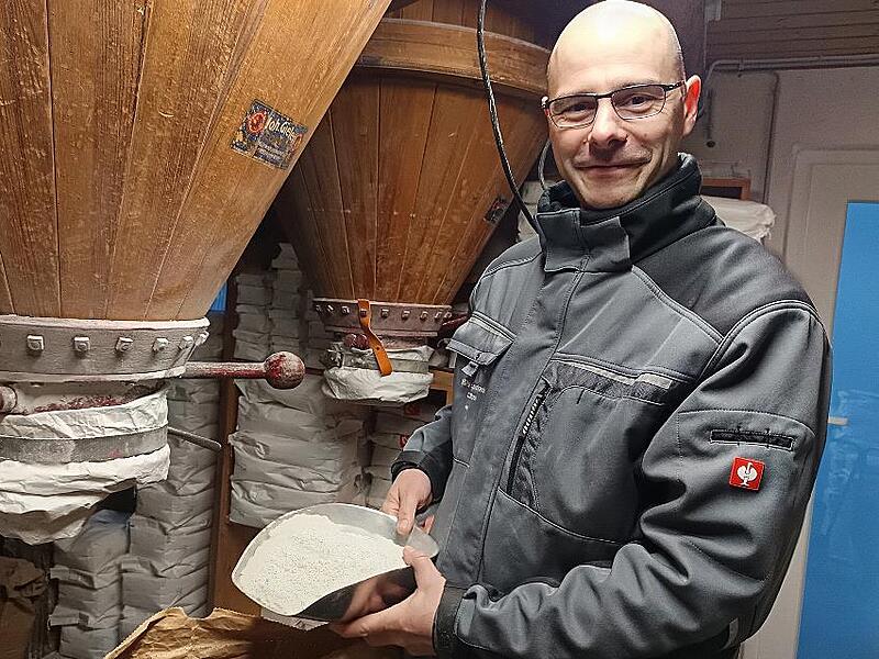 In der M&uuml;hle von Andreas Ultsch in G&ouml;&szlig;mitz wird das Roggenmehl f&uuml;r das &bdquo;Roggerla&ldquo; gemahlen.