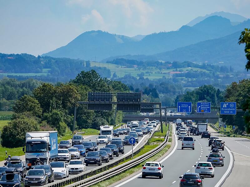 Dichter Verkehr auf der A8 bei Rosenheim