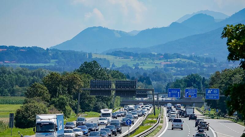 Dichter Verkehr auf der A8 bei Rosenheim Dichter Verkehr auf der A8 bei Rosenheim