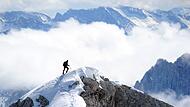 Bergsteiger am Jubil&auml;umsgrat unweit des Gipfels der Zugspitze