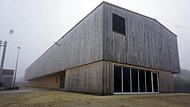Die Konstruktion sowie die Innen- und Außengestaltung der neuen Halle in Weisendorf sind aus Holz gefertigt.