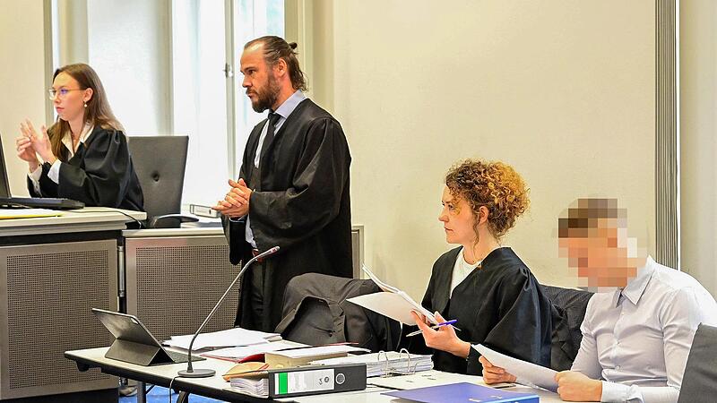 Das Foto zeigt (v.l.): eine Protokollf&uuml;hrerin, Rechtsanwalt Christian Barthelmes, Rechtsanw&auml;ltin Lara Baumann und den Angeklagten.