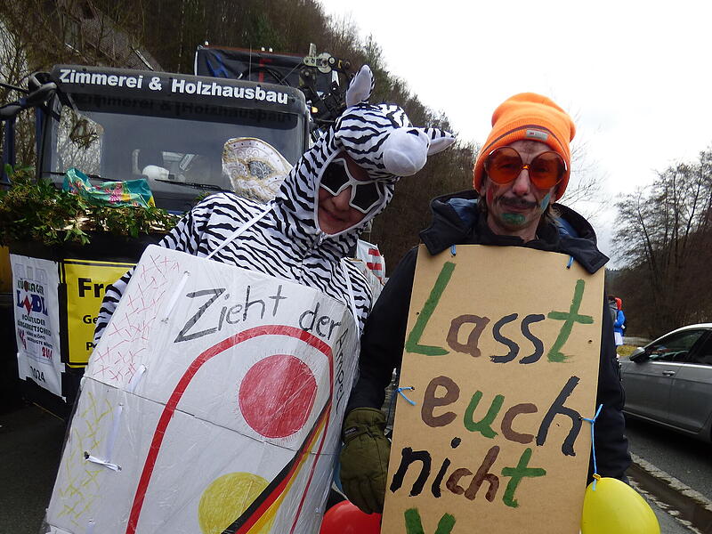 Der Faschingsumzug 2024 in Waischenfeld: bunt und voller Spitzen gegen die Bundespolitik.