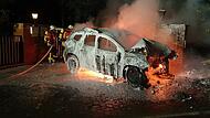 Nach dem Aufprall ging das Fahrzeug in Flammen auf. Die Feuerwehr war lange Zeit mit den Löscharbeiten beschäftigt.