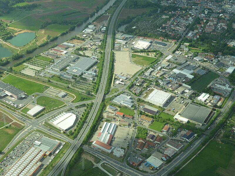 Die Forchheimer Industrie von oben: Nach Diskussionen im Stadtrat gibt es nun eine Entscheidung, ob Forchheims Unternehmen künftig mehr Gewerbesteuer zahlen müssen.