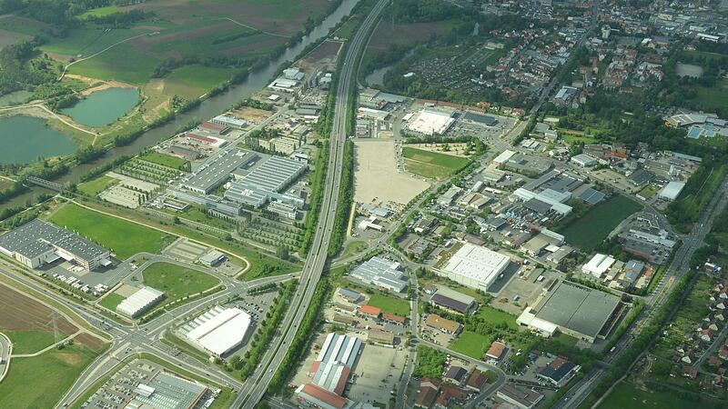 Die Forchheimer Industrie von oben: Nach Diskussionen im Stadtrat gibt es nun eine Entscheidung, ob Forchheims Unternehmen k&uuml;nftig mehr Gewerbesteuer zahlen m&uuml;ssen.
