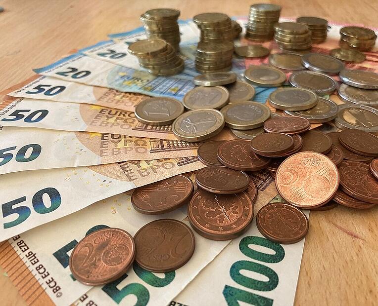 Der Stadt Bad Kissingen droht 2026 ein Defizit in Millionenh&ouml;he. Dass jetzt noch Schl&uuml;sselzuweisungen &uuml;ber 2,4 Millionen Euro wegbrechen, kann im schlechtesten Fall zu einer Haushaltssperre f&uuml;hren.