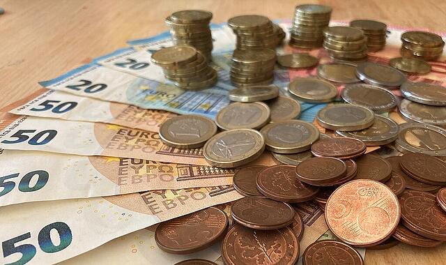 Der Stadt Bad Kissingen droht 2026 ein Defizit in Millionenh&ouml;he. Dass jetzt noch Schl&uuml;sselzuweisungen &uuml;ber 2,4 Millionen Euro wegbrechen, kann im schlechtesten Fall zu einer Haushaltssperre f&uuml;hren.