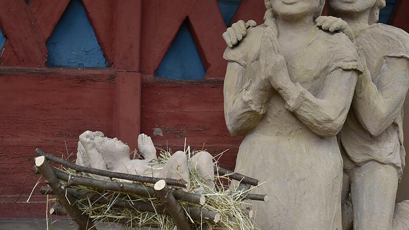 P&uuml;nktlich zum Nikolaustag ist die Krippe vor dem Staffelsteiner Rathaus wieder gef&uuml;llt. Das Christkind, das am Donnerstag entwendet wurde, tauchte genauso &uuml;berraschend wieder auf wie es verschwunden war.