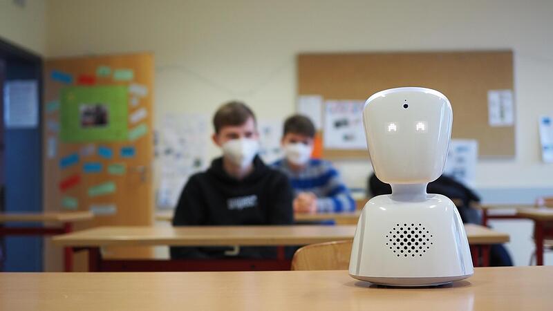 Der Roboter kann über Lichtsignale sogar Stimmungen vermitteln. Der Roboter kann über Lichtsignale sogar Stimmungen vermitteln.
