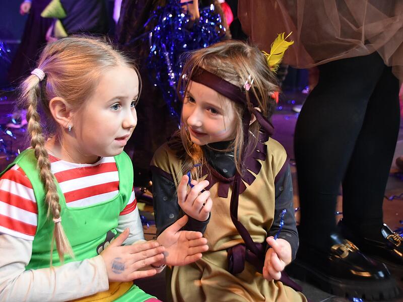 Klatschen und mitsingen in der Sommerhalle2024 Kinderfasching Landkreis