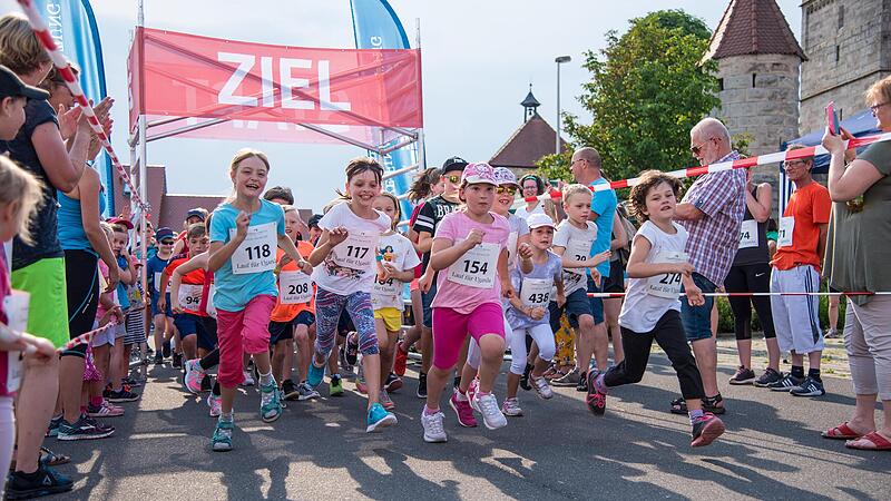Blick ins Jahr 2018: Der Start des Laufs f&uuml;r Uganda in Hannberg beginnt.