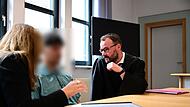 Eine Dolmetscherin, der Angeklagte und sein Rechtsanwalt Alexander Wessel aus Bamberg