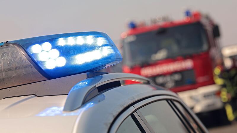 Polizei und Feuerwehr im Einsatz auf der Autobahn