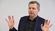 Der Bundestagsabgeordnete Thomas Silberhorn (CSU) spricht über die Verbindungen von Wirtschaft und Bundestag, wo er diese für sinnvoll und wo für unehrenhaft hält.