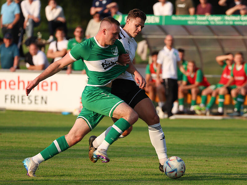 Eine Szene aus dem Hinspiel: Der Friesener Maximilian Graf (links) im Duell mit Nick Beichel.