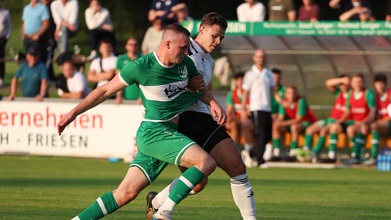 Eine Szene aus dem Hinspiel: Der Friesener Maximilian Graf (links) im Duell mit Nick Beichel.