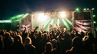 Hunderte Metal-Fans sind sich einig: Das 1. Eulenrock Festival in Wannbach im Landkreis Forchheim war ein voller Erfolg. Wegen den Bands (wie hier Cherokee) und der tollen Atmosph&auml;re. Bei uns gibt's die XXL-Bildergalerie.