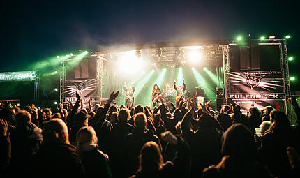 Hunderte Metal-Fans sind sich einig: Das 1. Eulenrock Festival in Wannbach im Landkreis Forchheim war ein voller Erfolg. Wegen den Bands (wie hier Cherokee) und der tollen Atmosph&auml;re. Bei uns gibt's die XXL-Bildergalerie.