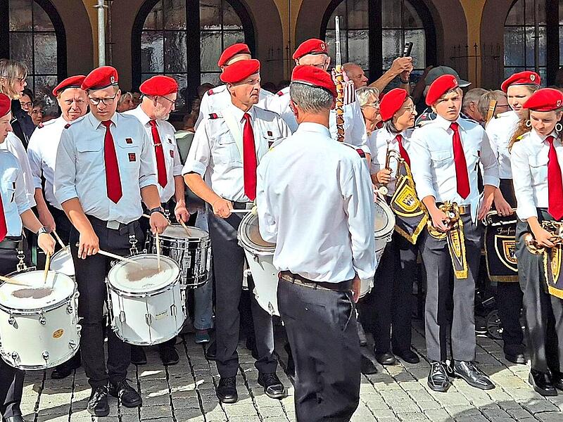 Der Einzug zur Er&ouml;ffnung des Korbmarktes wurde vom Lichtenfelser Fanfarenzug begleitet.