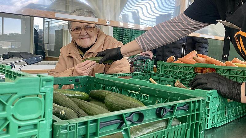 Stefania Hilofsky bei ihrem Wocheneinkauf in der Coburger Tafel. Mit den Lebensmitteln, für die sie 2,50 Euro bezahlt, kommt sie ganz gut über die Runden, sagt sie.