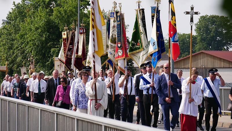 Die Prozession auf dem Weg nach Aisch. Die Prozession auf dem Weg nach Aisch.