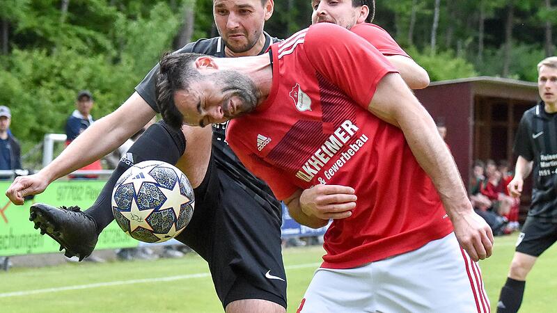 Jannik Sch&auml;fer (in schwarz) vom FC Reichenbach lieferte mit seinem Team ein echtes Spektakel beim 4:4 gegen den SV R&ouml;delmaier mit Johannes Meier (vorne) und Christoph Koob. Fast h&auml;tten die Teutonen sogar noch gewonnen und damit dem SVR die Kreisli...